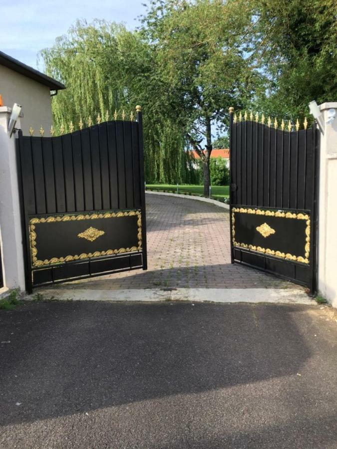 Bienvenue Chez Zina Hotell Vesoul Exteriör bild